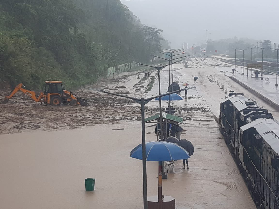 SushmitaDevAITC's tweet image. The floods in Assam have damaged communication by road &amp;amp; train. People of Dima Hasao &amp;amp; Barak valley are practically locked in. Supplies need to reach these places by air. Commercial flights have becoming exorbitant. Hope the govt steps in fast. @CMOfficeAssam