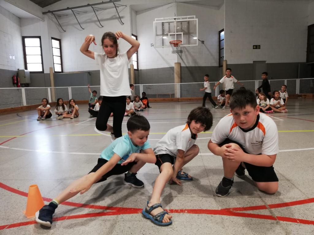 vedrunacent's tweet photo. Comencen els preparatius a 2n per l’Espectacle de la Veu Kids!!! #2PRIMSSCC https://t.co/ZrAXro51vx