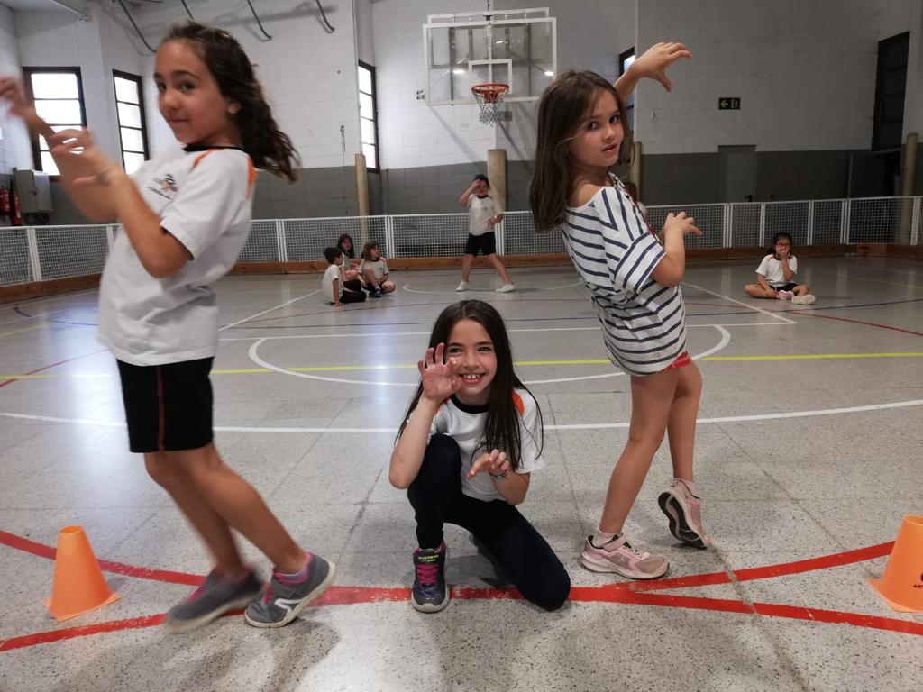 vedrunacent's tweet photo. Comencen els preparatius a 2n per l’Espectacle de la Veu Kids!!! #2PRIMSSCC https://t.co/ZrAXro51vx