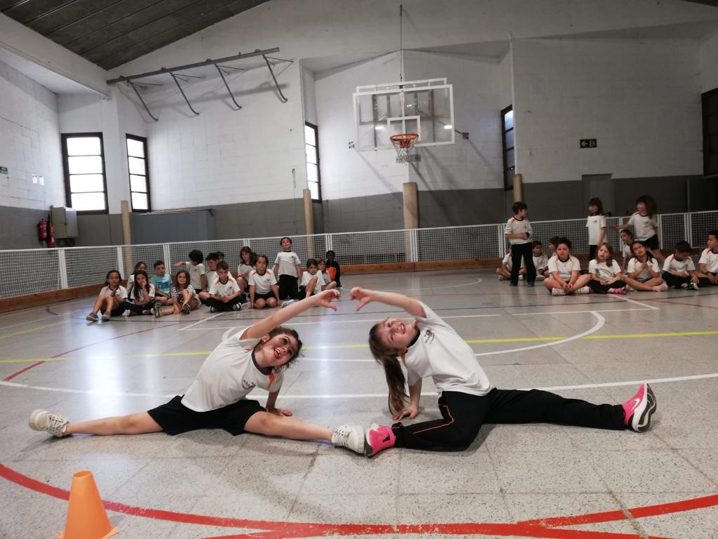 vedrunacent's tweet photo. Comencen els preparatius a 2n per l’Espectacle de la Veu Kids!!! #2PRIMSSCC https://t.co/ZrAXro51vx