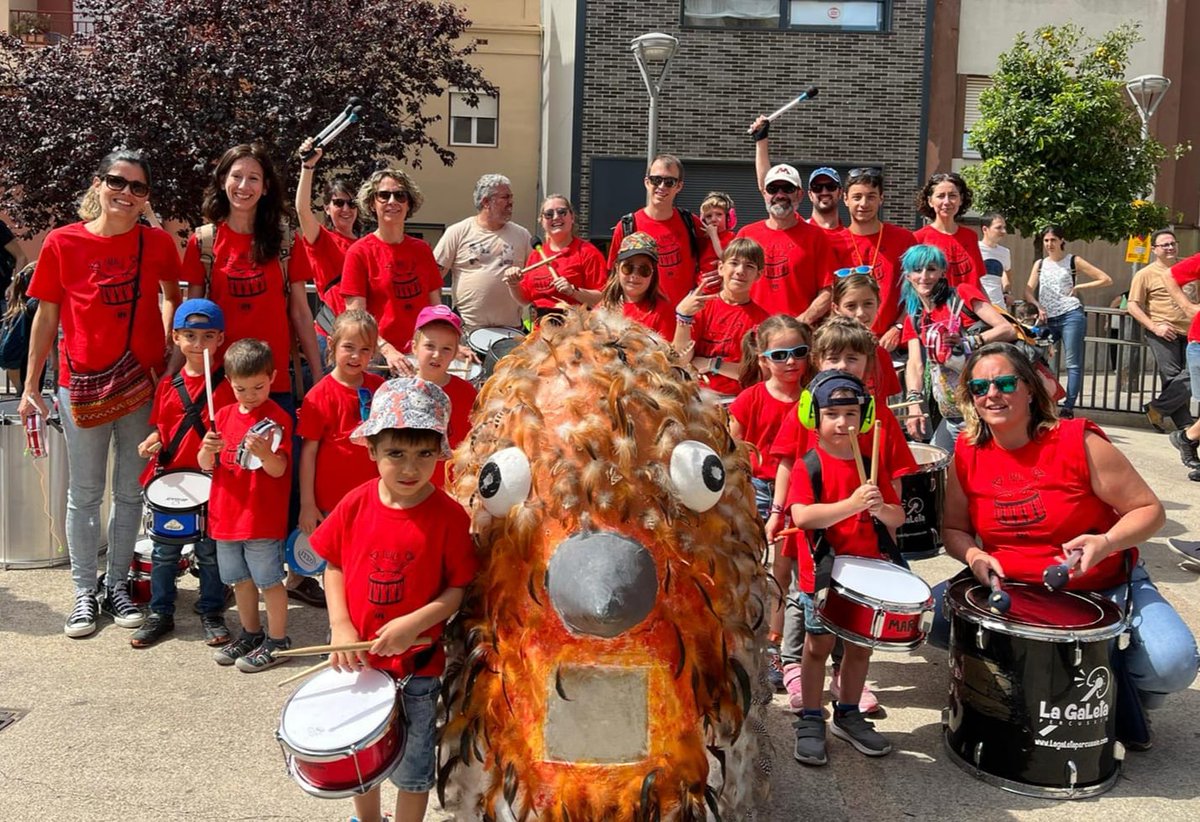 Escolapitroig's tweet photo. Aquest diumenge, el gegant i la #collatabaleraAFApitroig del #PitRoig ens hem estrenat #fentbarri a les #festesdelguinardó! 
🤗Moltes gràcies famílies per representar a l'escola! https://t.co/17Ros2aNTj