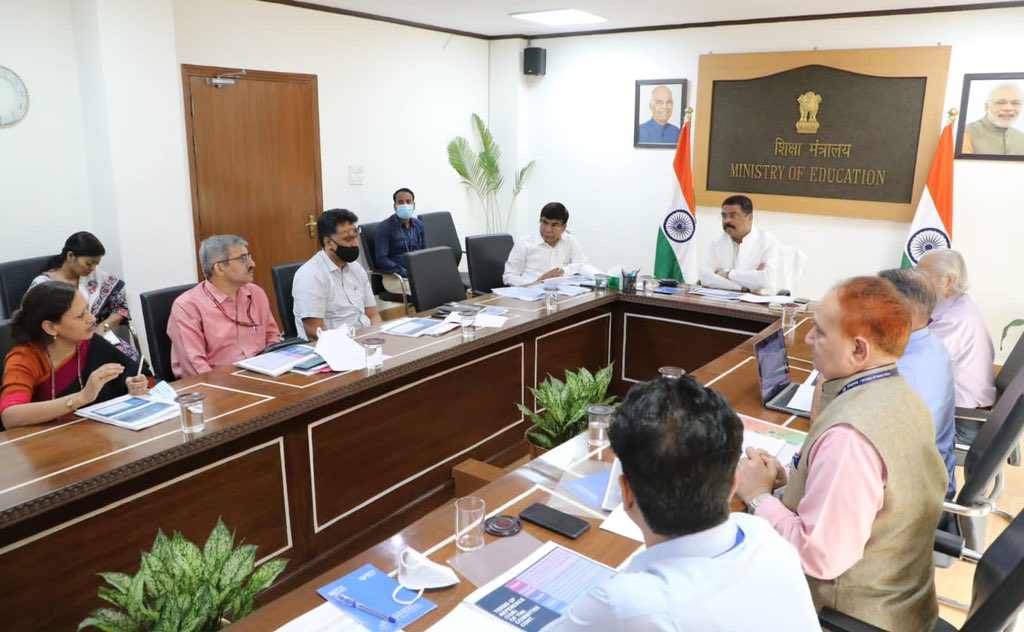 dpradhanbjp's tweet photo. Reviewed the report on institutional mechanism for capacity building of teacher/faculty in higher education institutes. Called for a “Malviya Mission” to set up nation-wide ecosystem for faculty development. https://t.co/gX362tLSwP