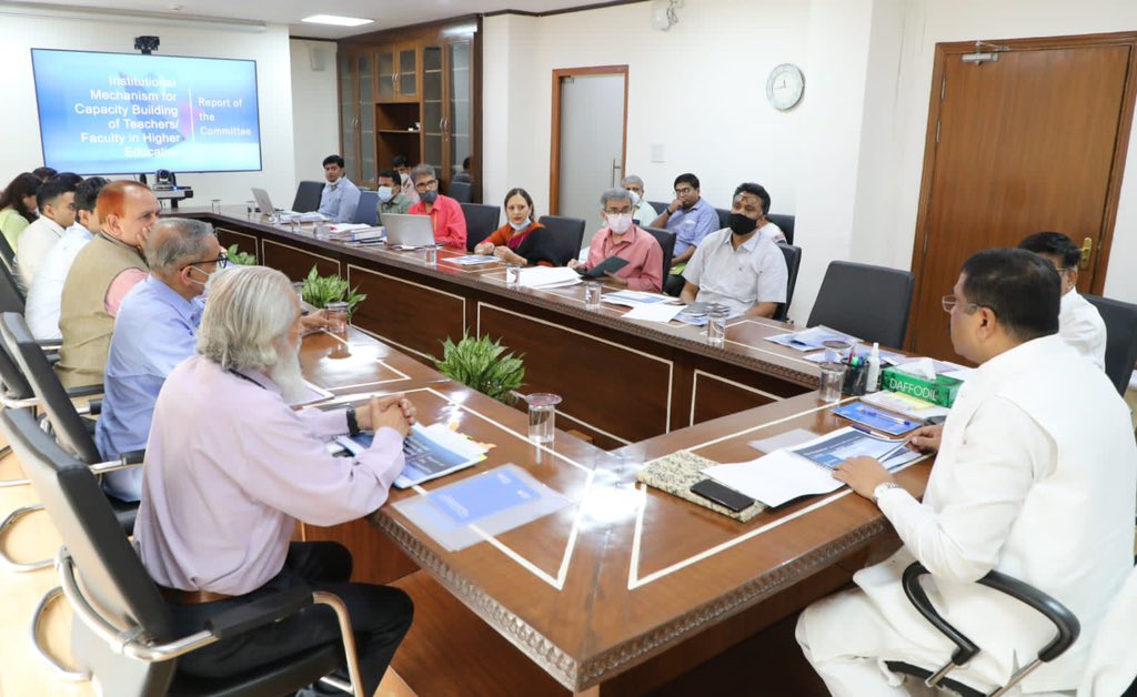 dpradhanbjp's tweet photo. Reviewed the report on institutional mechanism for capacity building of teacher/faculty in higher education institutes. Called for a “Malviya Mission” to set up nation-wide ecosystem for faculty development. https://t.co/gX362tLSwP