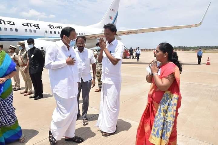 CbeNorthMedia's tweet photo. நேற்று  கோவைக்கு வருகை புரிந்த மாண்புமிகு துணை ஜனாதிபதி வெங்கைய நாயுடு ஜி அவர்களை  @SangeethaBjp ஜி அவர்கள் வரவேற்ற தருணம் 🚩🙏

#bjpcbenorth @annamalai_k @apmbjp https://t.co/iJSGTrs8v7
