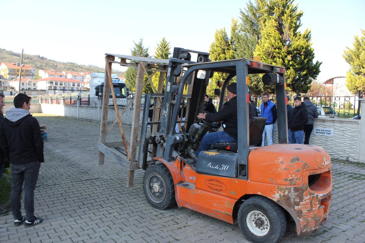 DevrekHem's tweet photo. İş Makineleri(Forklift Operatörlüğü) Kursumuz devam ediyor. Kursiyerlerimiz eğiticimiz Hasan ŞAHİN rehberliğinde iş başında eğitim faaliyeti yapıyor.@tcmeb @mebhbogm @sdulger43 @il_milli @zuleyhaaldogan @Devrek_mem  @ercankahya67 @MATLI8 @OzluogluYasar @HasanErgul83 https://t.co/heXTUlmR7U