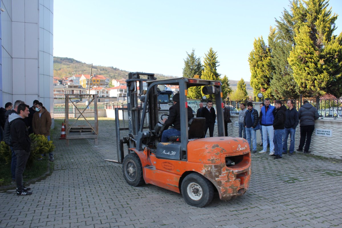 DevrekHem's tweet photo. İş Makineleri(Forklift Operatörlüğü) Kursumuz devam ediyor. Kursiyerlerimiz eğiticimiz Hasan ŞAHİN rehberliğinde iş başında eğitim faaliyeti yapıyor.@tcmeb @mebhbogm @sdulger43 @il_milli @zuleyhaaldogan @Devrek_mem  @ercankahya67 @MATLI8 @OzluogluYasar @HasanErgul83 https://t.co/heXTUlmR7U