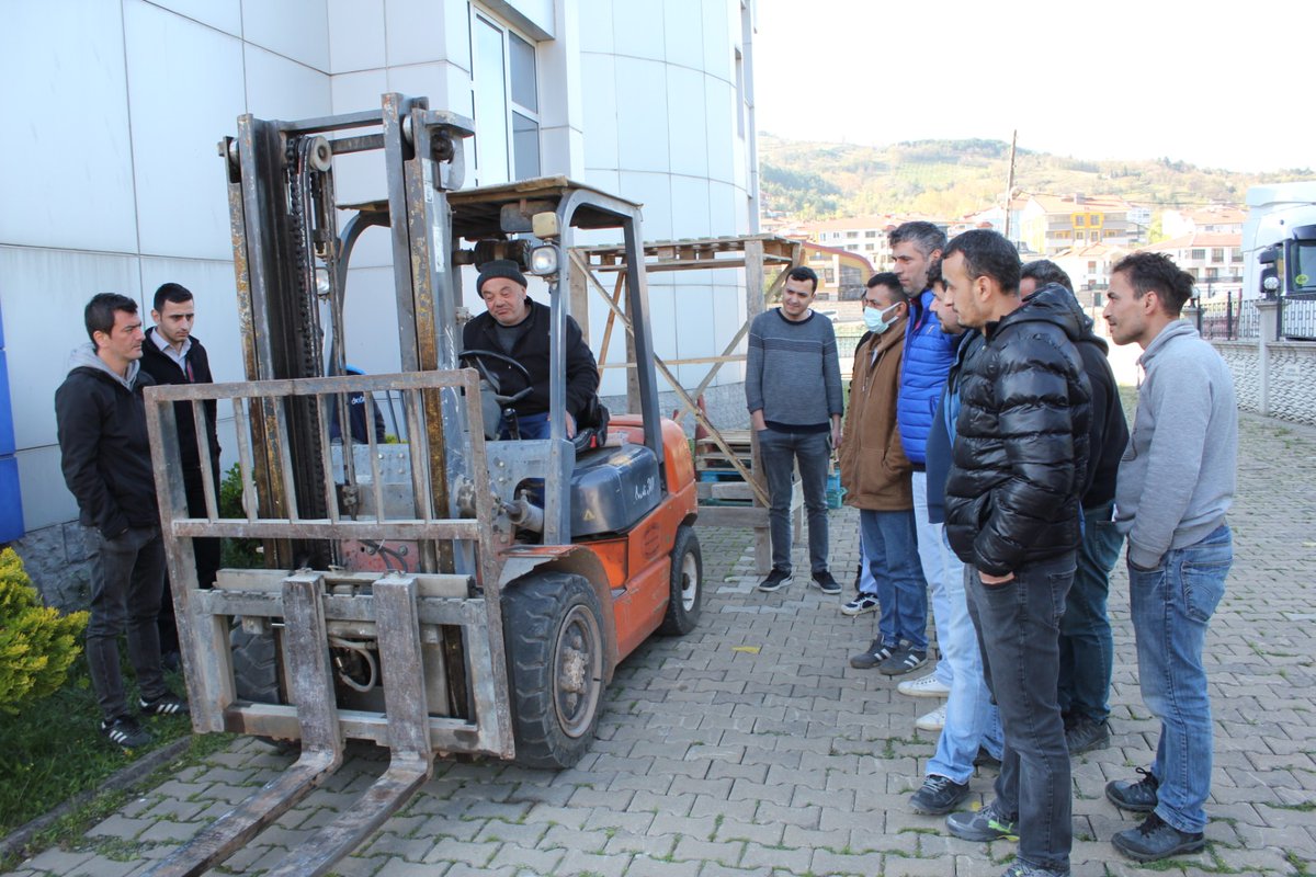 DevrekHem's tweet photo. İş Makineleri(Forklift Operatörlüğü) Kursumuz devam ediyor. Kursiyerlerimiz eğiticimiz Hasan ŞAHİN rehberliğinde iş başında eğitim faaliyeti yapıyor.@tcmeb @mebhbogm @sdulger43 @il_milli @zuleyhaaldogan @Devrek_mem  @ercankahya67 @MATLI8 @OzluogluYasar @HasanErgul83 https://t.co/heXTUlmR7U