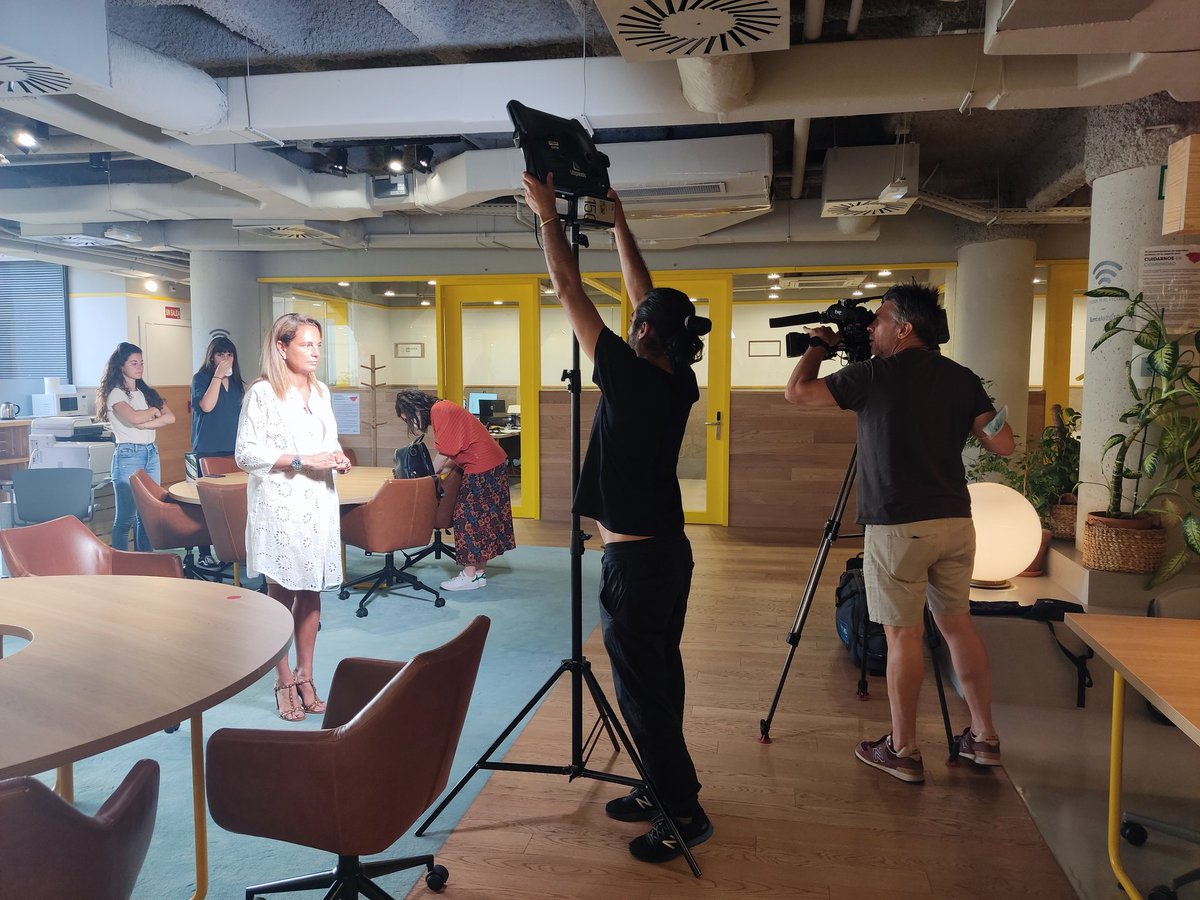 ImpactHubMAD's tweet image. Hoy nos entrevista @AQHT_TVE junto a nuestro socio @Reale_Seguros para hablar del programa de inserción laboral #Powercoders que ofrece formación en programación para personas refugiadas y estamos implementando desde el área de Consultoría de #ImpactHub. ¡Muy pronto en @la2_tve!