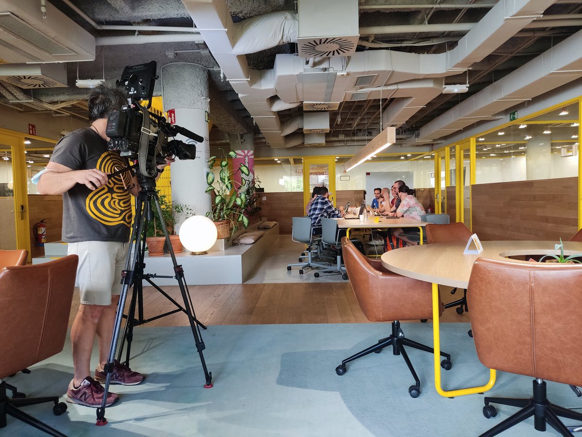 ImpactHubMAD's tweet image. Hoy nos entrevista @AQHT_TVE junto a nuestro socio @Reale_Seguros para hablar del programa de inserción laboral #Powercoders que ofrece formación en programación para personas refugiadas y estamos implementando desde el área de Consultoría de #ImpactHub. ¡Muy pronto en @la2_tve!