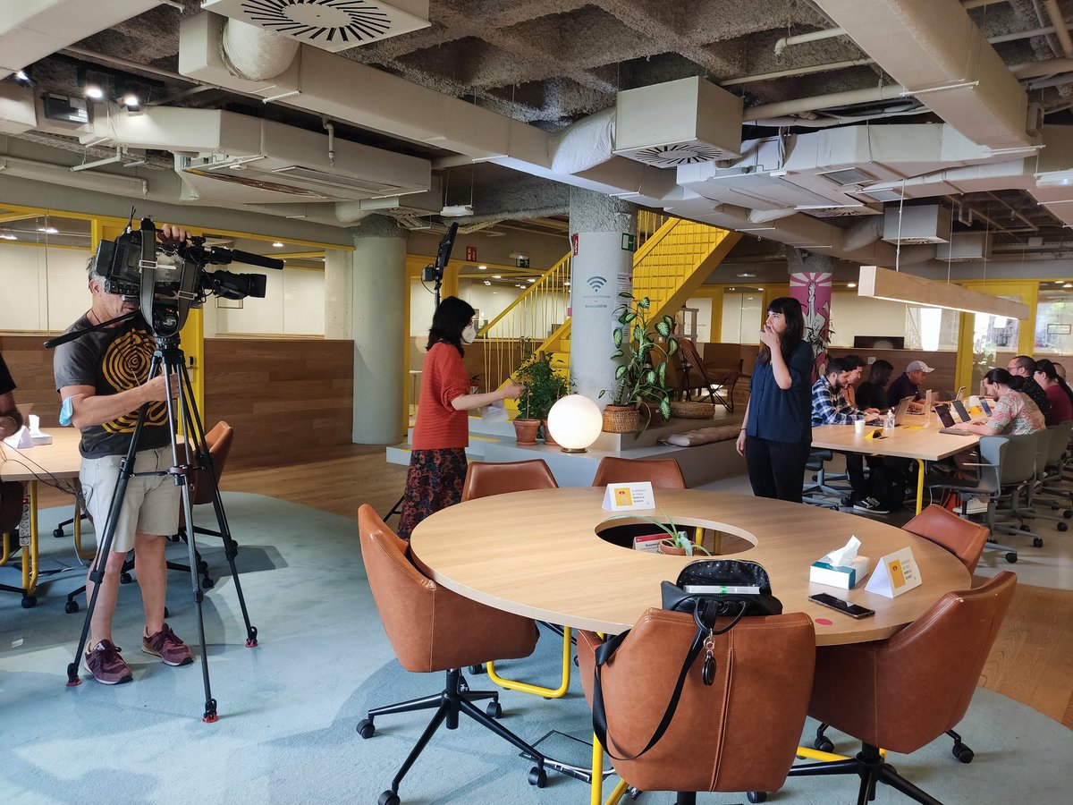 ImpactHubMAD's tweet image. Hoy nos entrevista @AQHT_TVE junto a nuestro socio @Reale_Seguros para hablar del programa de inserción laboral #Powercoders que ofrece formación en programación para personas refugiadas y estamos implementando desde el área de Consultoría de #ImpactHub. ¡Muy pronto en @la2_tve!