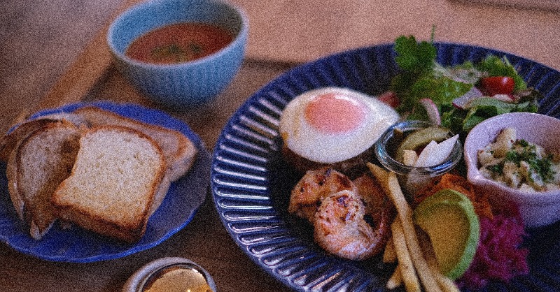 TRIPBASESTYLE's tweet photo. うだつの上がる町並みを散策して一休みしたい時におススメの「美濃カフェmakana」
おススメのデリプレートは野菜たっぷりのハワイアンロコモコ!
ジューシーなハンバーグやガーリックシュリンプなど食べ応え満載です!
#岐阜美濃
#美濃カフェ
#makana
#美濃ランチ
#minocafe https://t.co/pUwap0pK0N