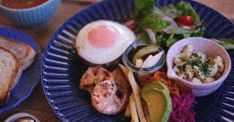 TRIPBASESTYLE's tweet photo. うだつの上がる町並みを散策して一休みしたい時におススメの「美濃カフェmakana」
おススメのデリプレートは野菜たっぷりのハワイアンロコモコ!
ジューシーなハンバーグやガーリックシュリンプなど食べ応え満載です!
#岐阜美濃
#美濃カフェ
#makana
#美濃ランチ
#minocafe https://t.co/pUwap0pK0N