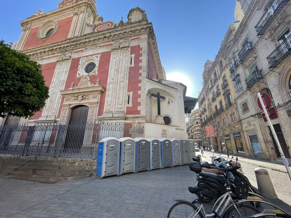 Delante de la considerada segunda Catedral de Sevilla, un edificio catalogado Bien de Interés Cultural... ¿no había otro sitio?