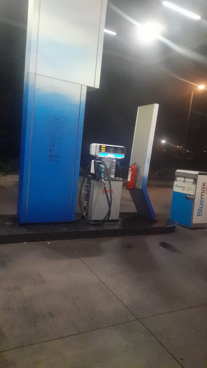 Aleecheverriaa's tweet photo. Alguien me puede explicar porqué un bus #pullmanbus (serena-valpo) lleno de pasajeros, se detiene en una @copec_cl durante más de 10 minutos?? (No logro definir si está cargando combustible aunque estamos en ubicación para ello)
@SEC_cl @CarabCoquimbo @mauro_namoncura https://t.co/hXJkz4qXWC