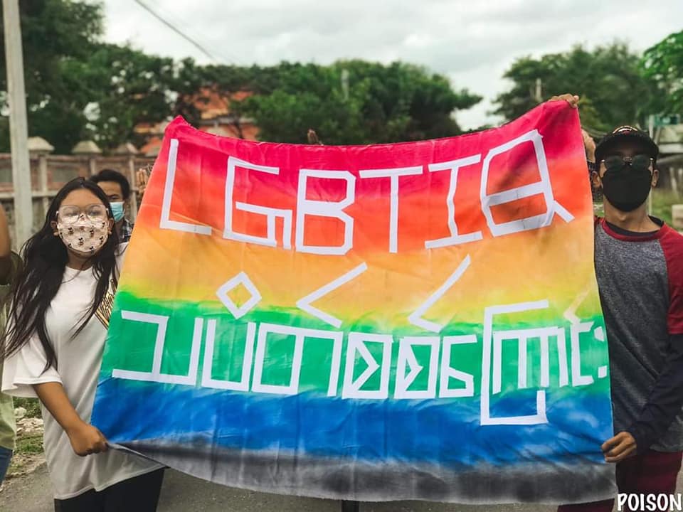 JusticeMyanmar's tweet photo. မြန်မာ့မြေရဲ့ နေရာအနှံ #LGBTIQ တွေဟာ တော်လှန်ရေးသမားတွေအဖြစ် သူတို့ရဲ့ အသက်ကို စွန့်လွှတ်ပြီး #နွေဦးတော်လှန်ရေး ရဲ့ ရှေ့တန်းမှာ တိုက်ပွဲဝင်နေကြပါတယ်။ 

စက်ဆုပ်စရာ အကြမ်းဖက်စစ်ရာဇဝတ်ဂိုဏ်း ပြုတ်ကျရမယ်!!!

အ���ေးတော်ပုံ အောင်ရမည်  ✊🏽🏳️‍🌈✊🏽🏳️‍🌈

#IDAHOBIT #IDAHOBIT2022 https://t.co/I7uUrO0mlV