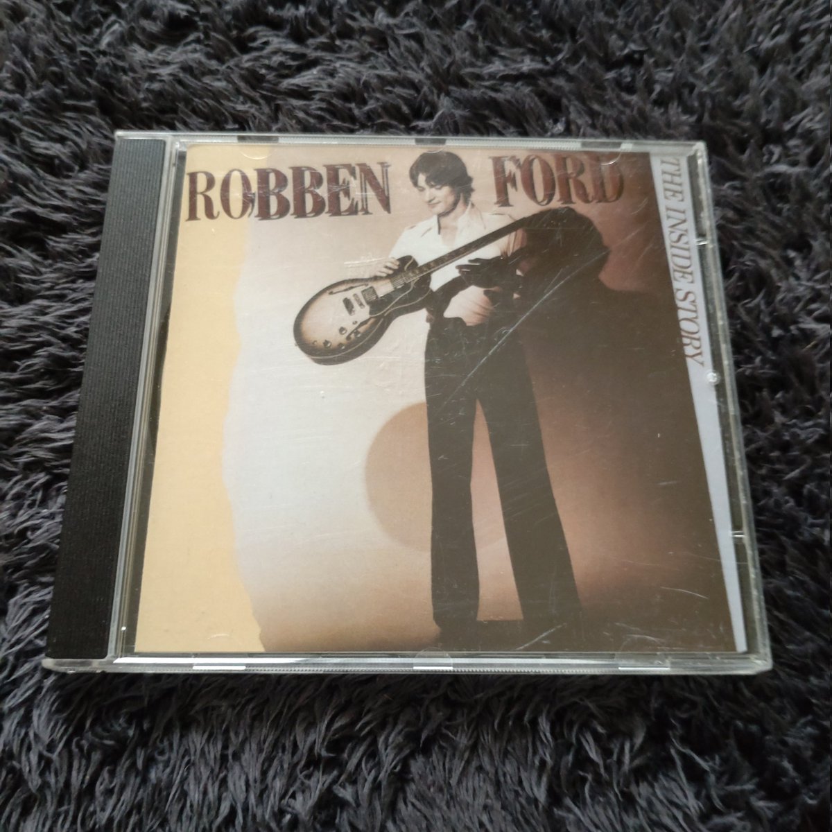XmugLwwY8PlmunH's tweet photo. 《Now On Play🎶》
『ギターに愛を(The Inside Story)/ロベン・フォード』(1979)
この人を知ったのはジョージ・ハリソンのアルバム『ダークホース』に参加したL.A.エクスプレスの一員として
このソロ・アルバムではギター・ソロ、カッティング、トーン選択など全てに質の高さを見せる
#Robben_Ford https://t.co/m3Kd1VDn3z