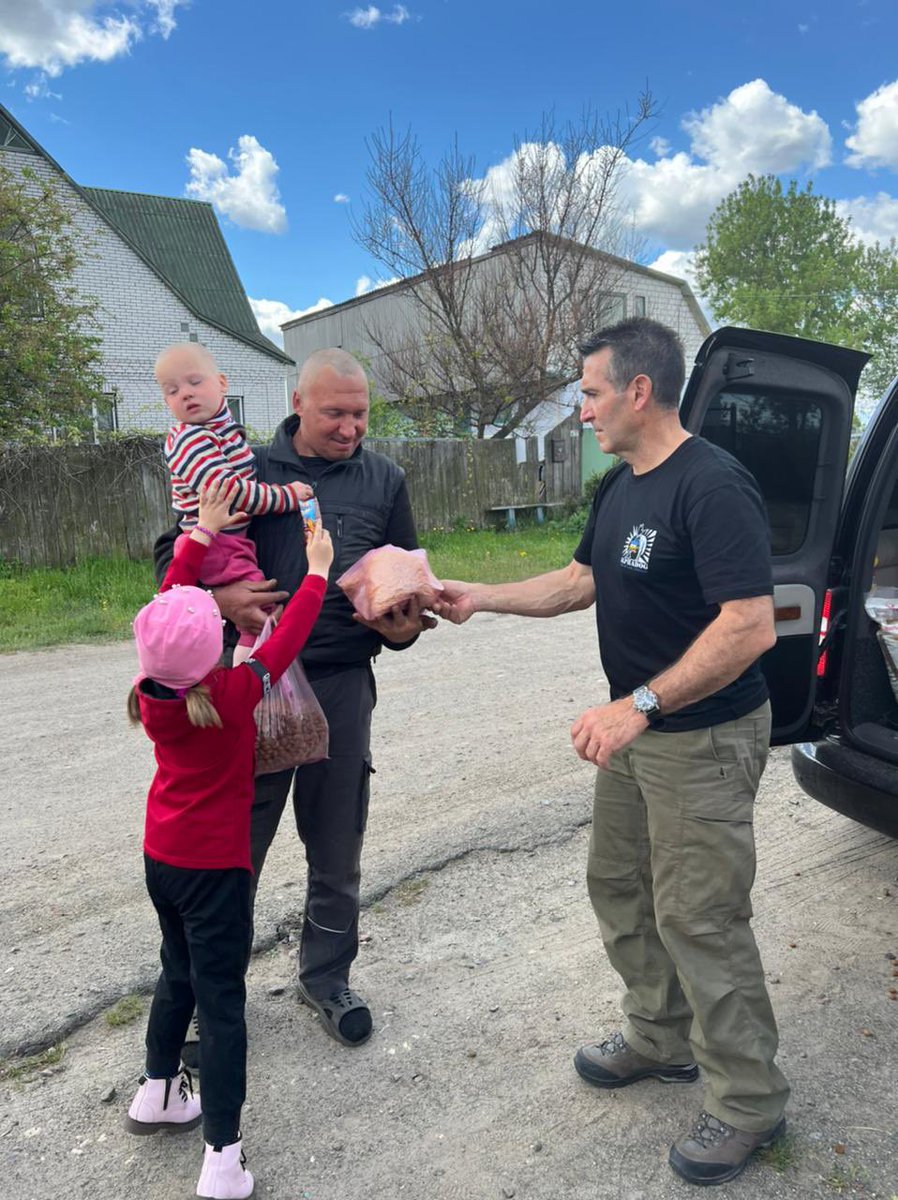 MarcusFillinger's tweet photo. Assisting our friends Alex and Inna in providing humanitarian aid to both animals and humans in Katyuzhanka Ukraine 🇺🇦🇦🇺

For ALPHADOGSs continued mission in Ukraine - your tax deductible donations are greatly appreciated 

https://t.co/MdUfk6wbKy https://t.co/MYm5St2kg8