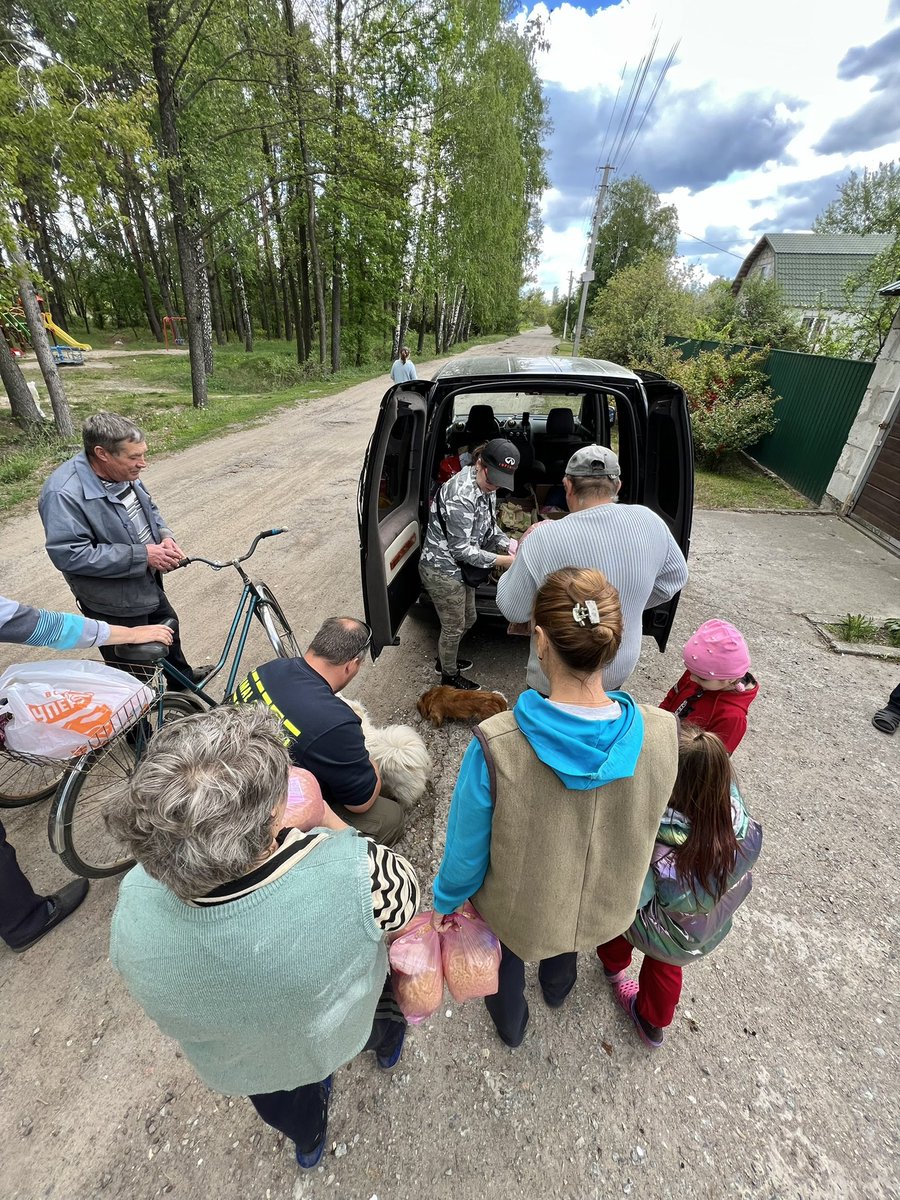 MarcusFillinger's tweet photo. Assisting our friends Alex and Inna in providing humanitarian aid to both animals and humans in Katyuzhanka Ukraine 🇺🇦🇦🇺

For ALPHADOGSs continued mission in Ukraine - your tax deductible donations are greatly appreciated 

https://t.co/MdUfk6wbKy https://t.co/MYm5St2kg8