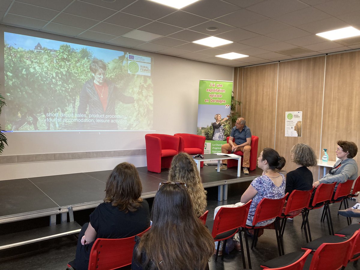 Amendine_LEGROS's tweet photo. Séminaire #RuralFemmes (projet @ErasmusplusFR ) les femmes sont un moteur pour le maintien, la conservation et le développement des zones rurales tant sur le plan culturel que socio-économique 👩🏼‍🌾✊🏻🙌🏻 #Ruralité #Dordogne #Perigord https://t.co/dfCqFrRAzX