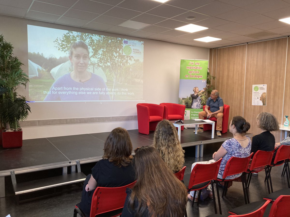 Amendine_LEGROS's tweet photo. Séminaire #RuralFemmes (projet @ErasmusplusFR ) les femmes sont un moteur pour le maintien, la conservation et le développement des zones rurales tant sur le plan culturel que socio-économique 👩🏼‍🌾✊🏻🙌🏻 #Ruralité #Dordogne #Perigord https://t.co/dfCqFrRAzX