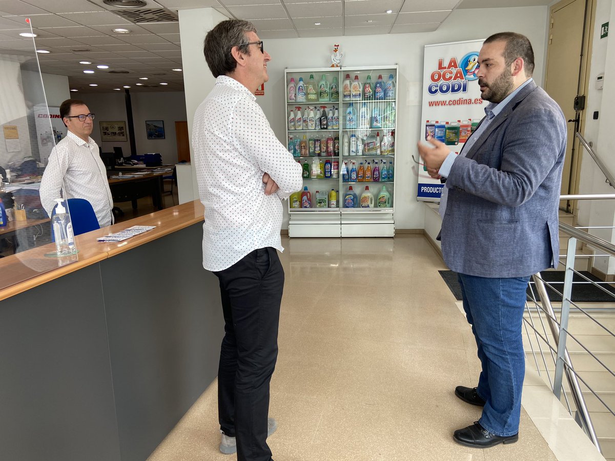 matarocat's tweet photo. Cada dia dia surten 40.000 l de productes de neteja de l’empresa #LaOca #Codi de #Mataró.
L’alcalde ha visitat aquest matí el negoci familiar dels Codina, té una trentena de treballadors i distribueix a + de 15 països al món https://t.co/VjZInhxXUJ