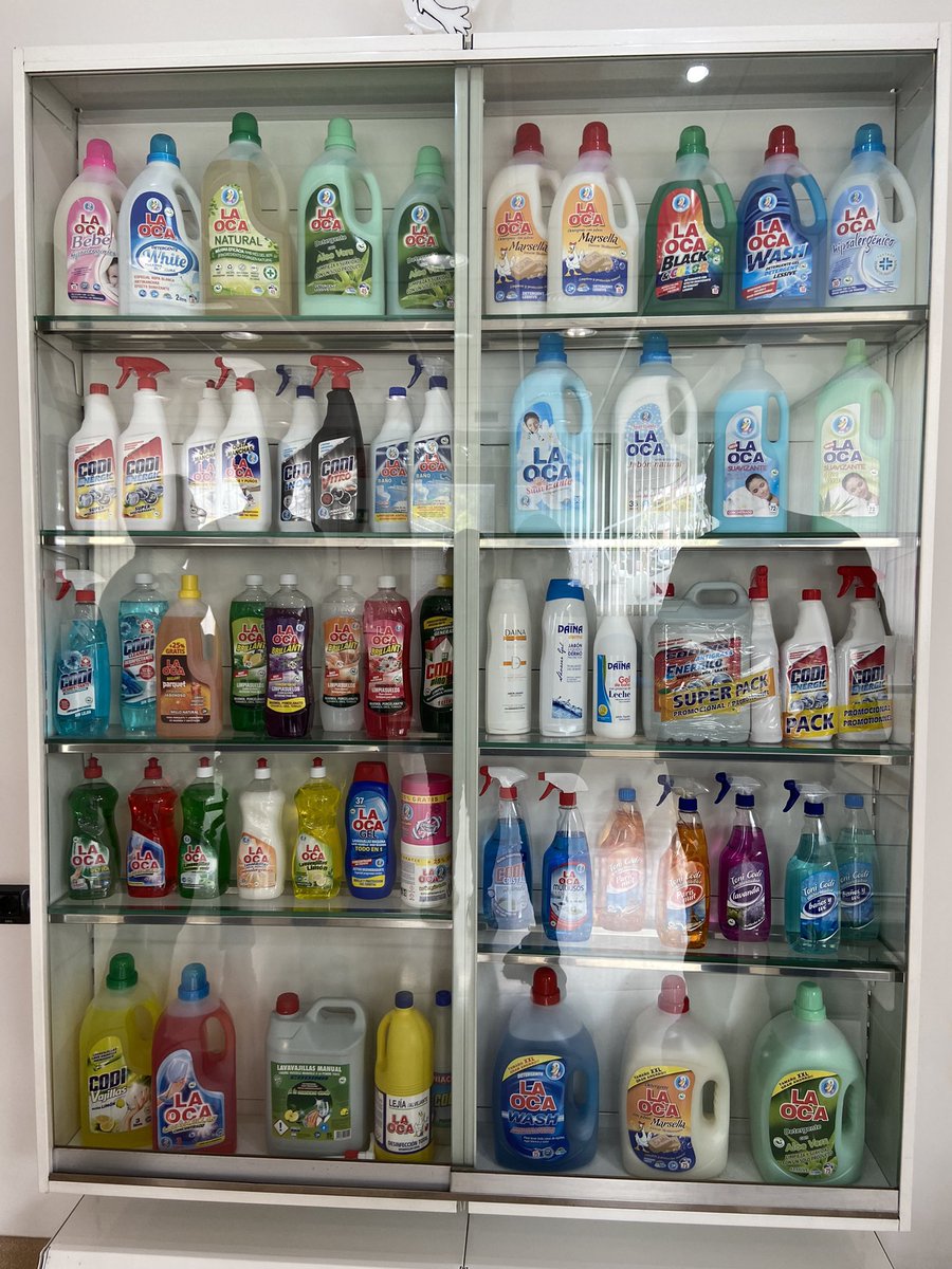 matarocat's tweet photo. Cada dia dia surten 40.000 l de productes de neteja de l’empresa #LaOca #Codi de #Mataró.
L’alcalde ha visitat aquest matí el negoci familiar dels Codina, té una trentena de treballadors i distribueix a + de 15 països al món https://t.co/VjZInhxXUJ