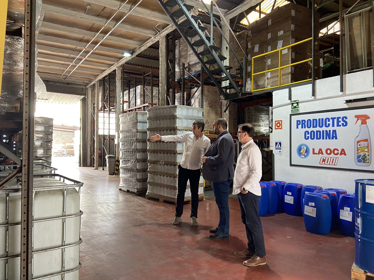 matarocat's tweet photo. Cada dia dia surten 40.000 l de productes de neteja de l’empresa #LaOca #Codi de #Mataró.
L’alcalde ha visitat aquest matí el negoci familiar dels Codina, té una trentena de treballadors i distribueix a + de 15 països al món https://t.co/VjZInhxXUJ