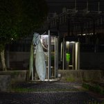 【閲覧注意】巨大セミを横目に電話!？電話ボックスに張り付いたリアルなセミ。