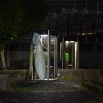 【閲覧注意】巨大セミを横目に電話!？電話ボックスに張り付いたリアルなセミ。