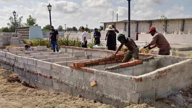 caribbeannewsuk's tweet photo. #CUBA: Demographic data from the National Office of Statistics and Information have been questioned. In 2021, 55,206 more Cubans died than in 2020. A report dated May 11, last year said 167,645 people died on the island, compared to the 112,439 who did so the previous year. https://t.co/rQgN6PRf5D