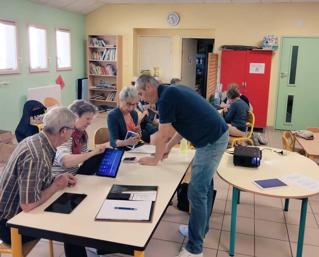 49numerique's tweet photo. Début des ateliers numériques à Val-du-Layon animés par #Asept ! 📱Huit usagers sont présents pour suivre 10 séances pour se former sur l'usage de la tablette.
Une programmation par Laurine Ricoult, Conseillère Numérique @49numerique 
@Maine_et_Loire #inclusionnumerique #CNFS https://t.co/KaHtLfdIfA