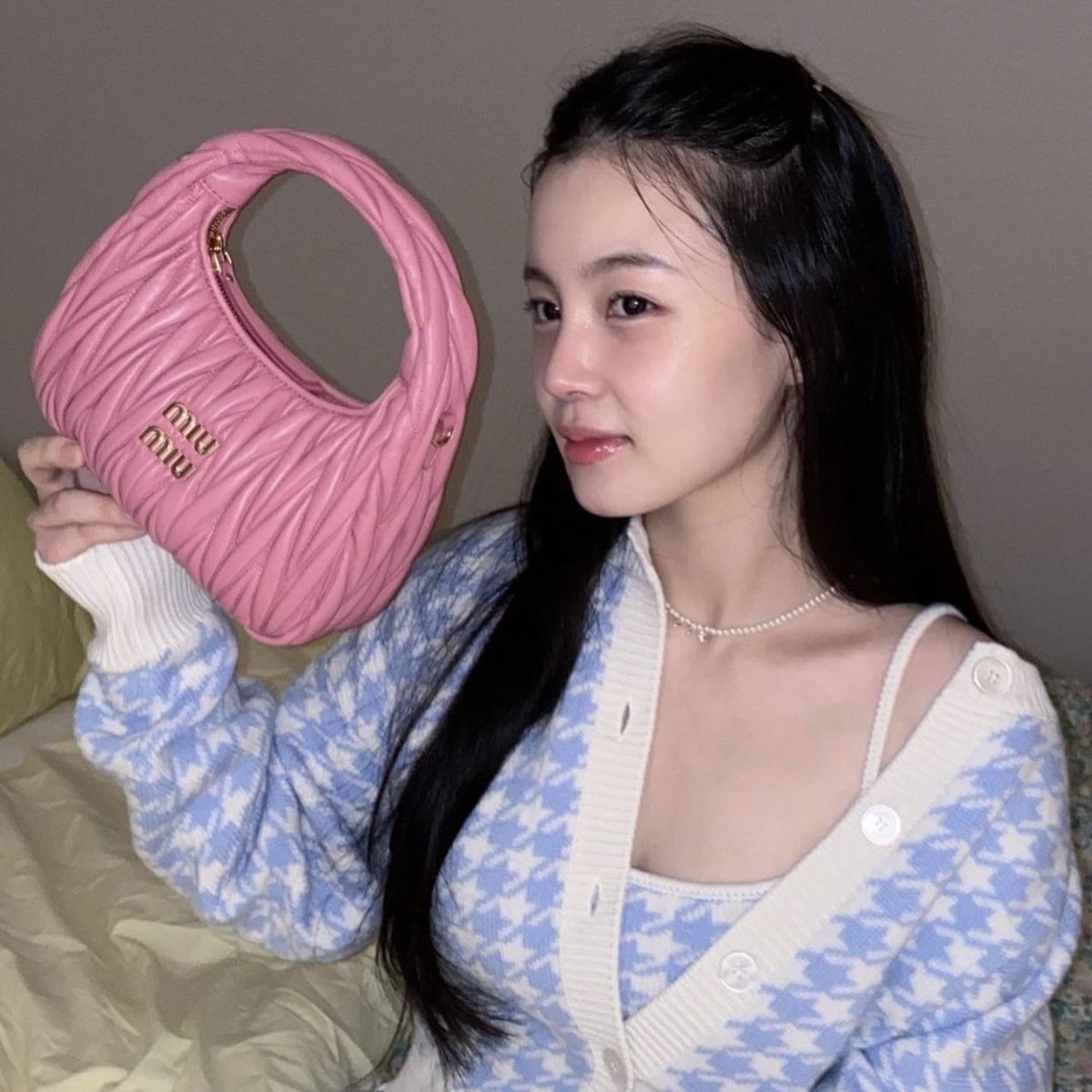 LEEHAYITURKEY's tweet photo. 170522 | @leehi_hi instagram güncellemesi 

"🌷 #MiuMiu "

#이하이 #LEEHI @leehi_hi https://t.co/tPqE9Uelhm