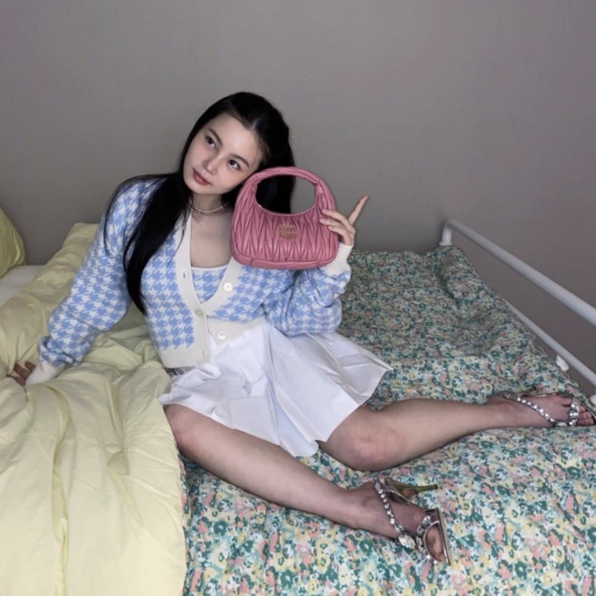 LEEHAYITURKEY's tweet photo. 170522 | @leehi_hi instagram güncellemesi 

"🌷 #MiuMiu "

#이하이 #LEEHI @leehi_hi https://t.co/tPqE9Uelhm