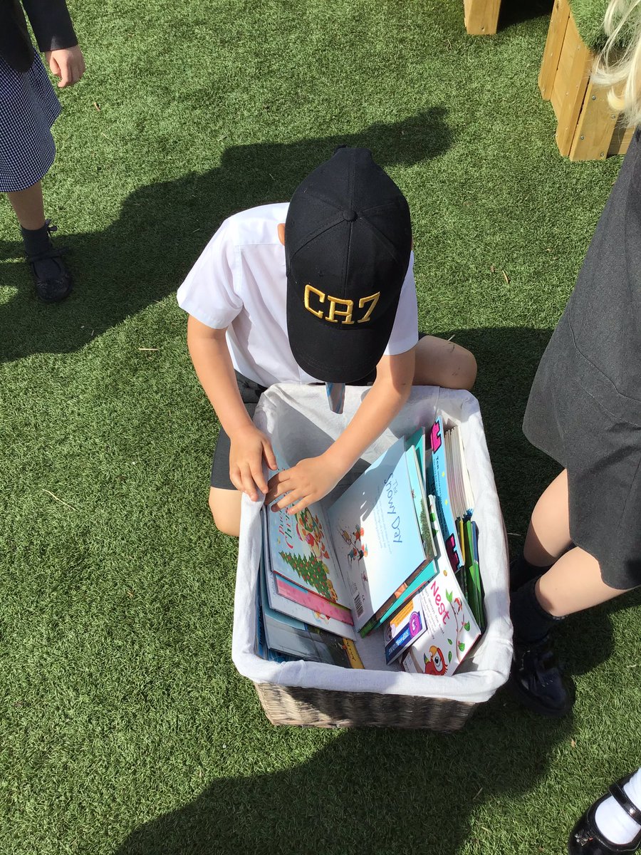 CheadleHulmePri's tweet photo. What a beautiful sunny day to launch our outdoor library! The children have loved sharing stories with their friends this break time. #CHPSReading https://t.co/V8BboeGLwa