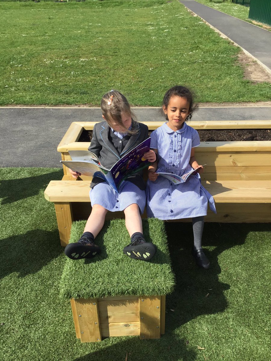 CheadleHulmePri's tweet photo. What a beautiful sunny day to launch our outdoor library! The children have loved sharing stories with their friends this break time. #CHPSReading https://t.co/V8BboeGLwa