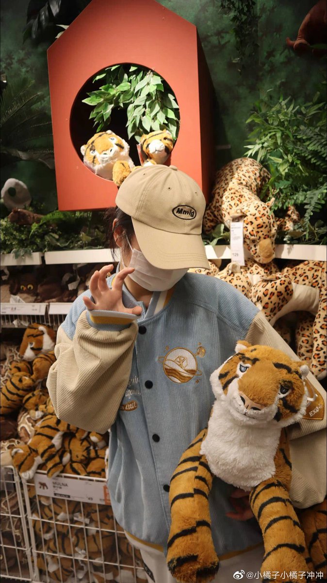 Allie_xoNine's tweet photo. ทางร้านจะเปิดจองนะคะ ตัวละ200฿ เพื่อส่งยอดให้มาสเตอร์เพื่อผลิตในส่วนของอซอไทยและอินโด เท่านั่น ใช้เลือกผ้าแบบบางไม่หนามากสำหรับสภาพอากาศบ้านเรา ราคาประมาณ 920บาท อักษร���ักทั้งหมด  ลงฟอร์ม ดึกๆค่ะ ❤️ขออนุญาติเจ้าของภาพ 🙏 https://t.co/zxivWkrxsb