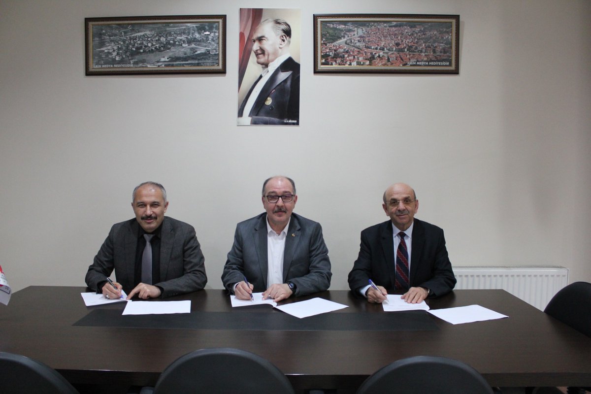 DevrekHem's tweet photo. Devrek İlçe Özel İdare Müdürlüğü, Devrek Ticaret ve Sanayi Odası ve Devrek İlçe Milli Eğitim Müdürlüğü arasında imzalanan protokol kapsamında merkezimizce açılan Kazıcı Yükleyici (Beko-Loder) Operatörü Kursumuz başladı. @mebhbogm @sdulger43 @il_milli @zuleyhaaldogan @ercankahya67 https://t.co/C0gDw4yFTw