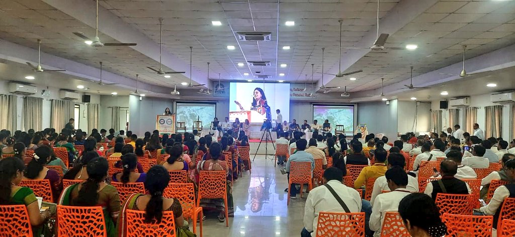 ManuGulati11's tweet photo. Honoured &amp; humbled to be a speaker at National Teachers' Conference,Solapur.

Interacted with 'Active Teachers of Maharashtra' on theme

'Making Classroom Pedagogy Joyful &amp; Real'

Teachers' pedagogy must provide fond memories to students to cherish forever.

Thank you @vikiadsul. https://t.co/db7IEgVZtH