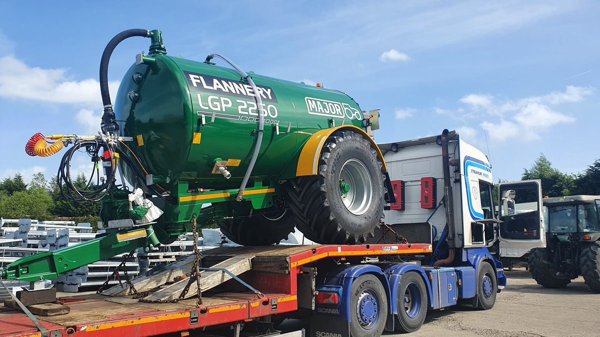 MajorEquipment's tweet photo. Another one busts the dust!🤣
New 2400LGP dust suppressor with road blaster bar on its way to @Flanneryplant 🏃♂️🏃♀️
#dustcontrol #planthire #machinery #machineryhire #majortanker https://t.co/LfiTNHfT98