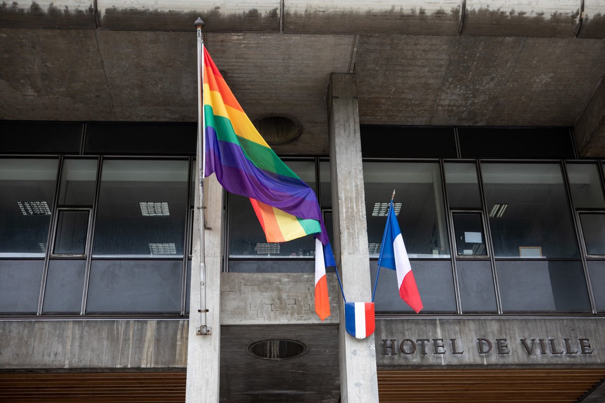 VilledeGrenoble's tweet photo. 🏳️‍🌈#Grenoble se pare du drapeau #LGBTI aujourd'hui !
Le rapport 2022 sur les LGBTIphobies de @SOShomophobie est dévoilé. Cette édition rappelle que malgré les avancées, les violences persistent auprès des personnes LGBTI.
Rapport dispo ici https://t.co/fiZTbW2ZOx
📸Auriane Poillet https://t.co/oFCOwaFZxf