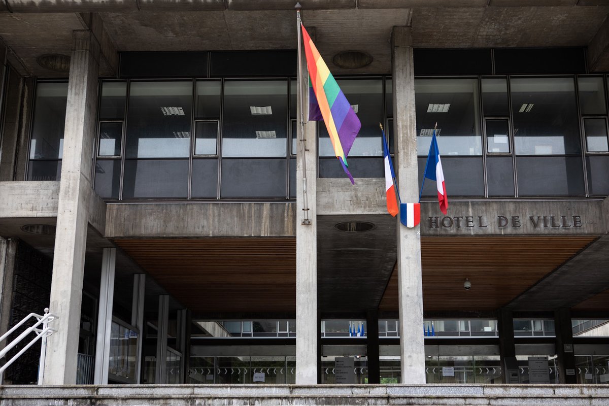 VilledeGrenoble's tweet photo. 🏳️‍🌈#Grenoble se pare du drapeau #LGBTI aujourd'hui !
Le rapport 2022 sur les LGBTIphobies de @SOShomophobie est dévoilé. Cette édition rappelle que malgré les avancées, les violences persistent auprès des personnes LGBTI.
Rapport dispo ici https://t.co/fiZTbW2ZOx
📸Auriane Poillet https://t.co/oFCOwaFZxf