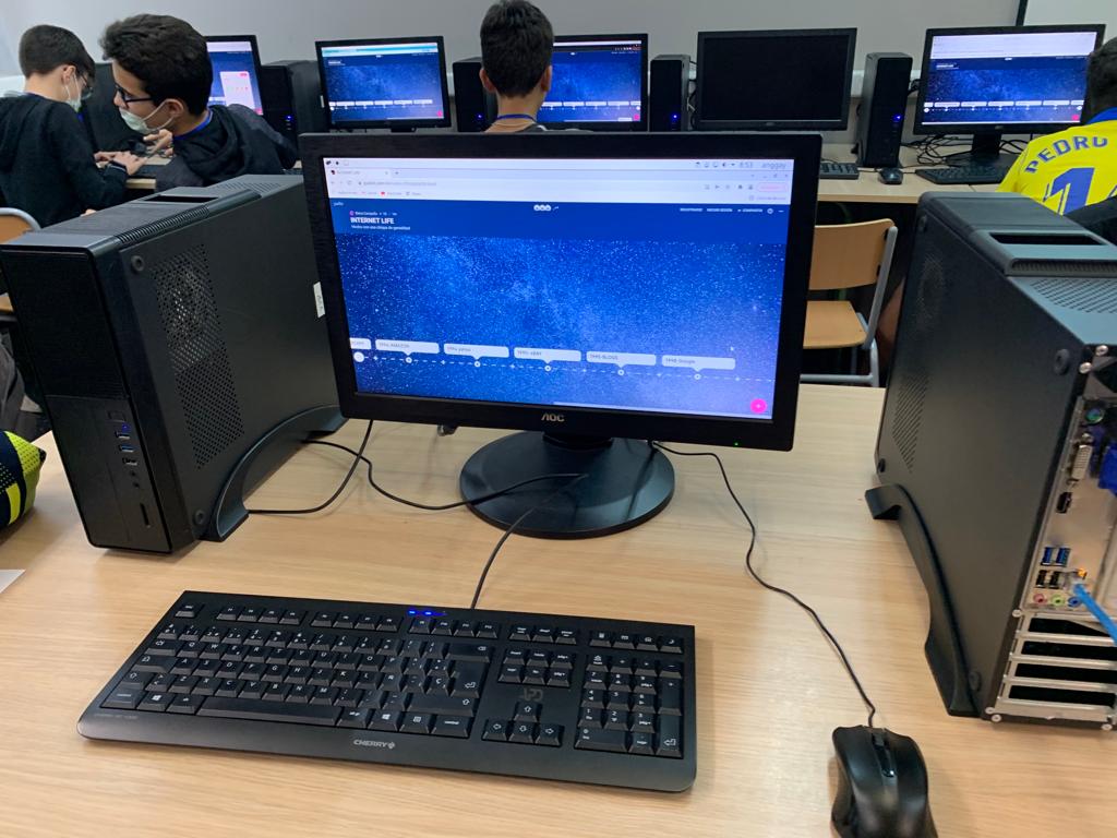 Elcammar's tweet photo. los alumnos de 1 ESO del @iespuzol celebran el #InternetDay2022 #WTISD2022 #WTISD con un timeline y actividades en @eTwinning_es @GVAeducacio https://t.co/fIH5ferRVE