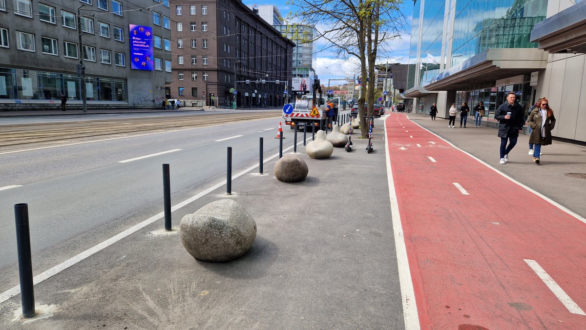 aivarpau's tweet photo. Tallinna südalinnas Narva maanteel käib keskerakondliku linnavalitsuse targal juhtimisel viimastegi parkimiskohtade aktiivne likvideerimine betoontuvide ja teraspostide paigaldamise näol. Ju on vaja kellelegi lihtsalt maksta, ühtegi muud arukat selgitust siin olla ei saa https://t.co/swCatafN30