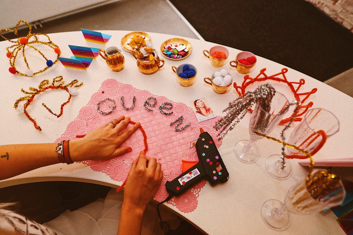 TheLinseyMouse's tweet photo. Happy birthday to Her Majesty Queen Máxima!👸🏼 Throw back to a live customize session at The Color Salons with the concept 'Customer is Queen'. Creating crowns for their customers to wear during  Kingsday &amp; night. Would you wear one?👑  

#koninginmaxima #maxima #customizeartist https://t.co/70sh2nKpUM
