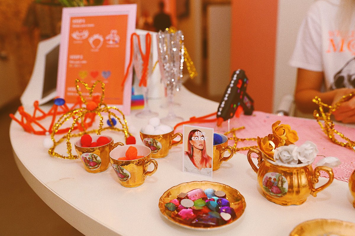 TheLinseyMouse's tweet photo. Happy birthday to Her Majesty Queen Máxima!👸🏼 Throw back to a live customize session at The Color Salons with the concept 'Customer is Queen'. Creating crowns for their customers to wear during  Kingsday &amp; night. Would you wear one?👑  

#koninginmaxima #maxima #customizeartist https://t.co/70sh2nKpUM