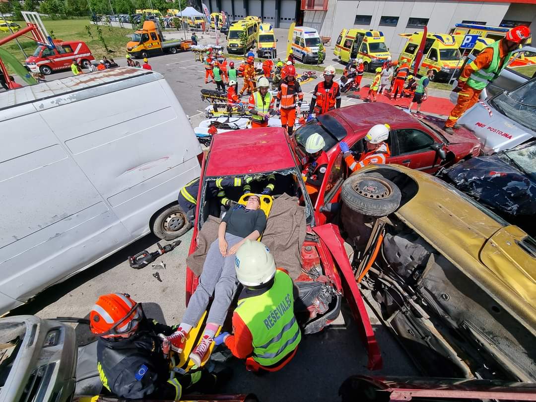 aandrejt's tweet photo. V treh dneh kar 500 udeležencev. Gasilci, reševalci, bolničarji, Policija, markiranti, Slovenska vojska, trije helikopterji, URSZR, Občina Postojna, ZD Postojna, ter vsi ostali od blizu in daleč. Modul obvladovanja množičnih nesreč. 💪 Več slik na spletni strani PGD Postojna. https://t.co/fcuSU89kvR