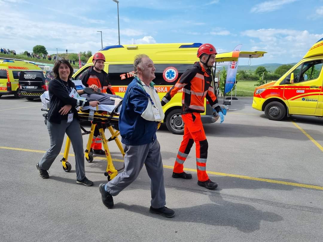 aandrejt's tweet photo. V treh dneh kar 500 udeležencev. Gasilci, reševalci, bolničarji, Policija, markiranti, Slovenska vojska, trije helikopterji, URSZR, Občina Postojna, ZD Postojna, ter vsi ostali od blizu in daleč. Modul obvladovanja množičnih nesreč. 💪 Več slik na spletni strani PGD Postojna. https://t.co/fcuSU89kvR