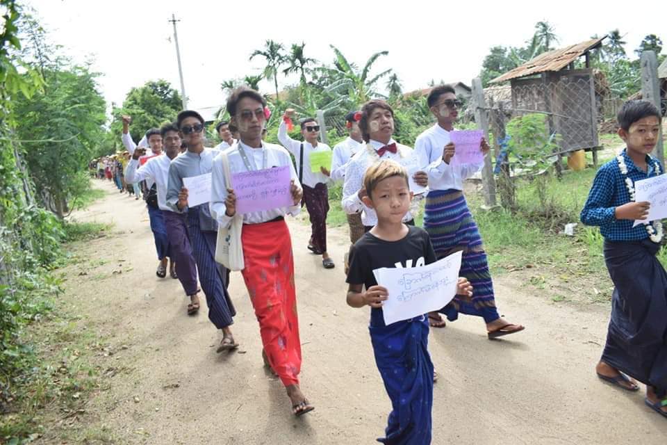 MizzimaNews's tweet photo. “ကြောက်စိတ်ကိုဖျောက် ခြောက်စိတ်ကပ်ကာ စကစ ကိုတွန်းလှန်မည်” ရွာပေါင်းစုံ သပိတ်စစ်ကြောင်း ၄၃၃ ရက်မြောက်ချီတက် 
=============

ဆားလင်းကြီးမြို့နယ် မြောက်ခြမ်းနှင့် ယင်းမာပင်မြို့နယ် အရှေ့ခြမ်းရှိ ရွာပေါင်းစုံ သပိတ် စစ်ကြောင်းသည် ၂၀၂၁ ခုနှစ် မတ်လ ၉ ရက်နေ့မှ စတင်ဆန္ဒပြခဲ့ခြင်း ဖြစ်သည်။ https://t.co/rfFpRAgOD0