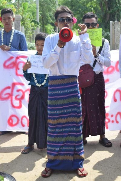 MizzimaNews's tweet photo. “ကြောက်စိတ်ကိုဖျောက် ခြောက်စိတ်ကပ်ကာ စကစ ကိုတွန်းလှန်မည်” ရွာပေါင်းစုံ သပိတ်စစ်ကြောင်း ၄၃၃ ရက်မြောက်ချီတက် 
=============

ဆားလင်းကြီးမြို့နယ် မြောက်ခြမ်းနှင့် ယင်းမာပင်မြို့နယ် အရှေ့ခြမ်းရှိ ရွာပေါင်းစုံ သပိတ် စစ်ကြောင်းသည် ၂၀၂၁ ခုနှစ် မတ်လ ၉ ရက်နေ့မှ စတင်ဆန္ဒပြခဲ့ခြင်း ဖြစ်သည်။ https://t.co/rfFpRAgOD0