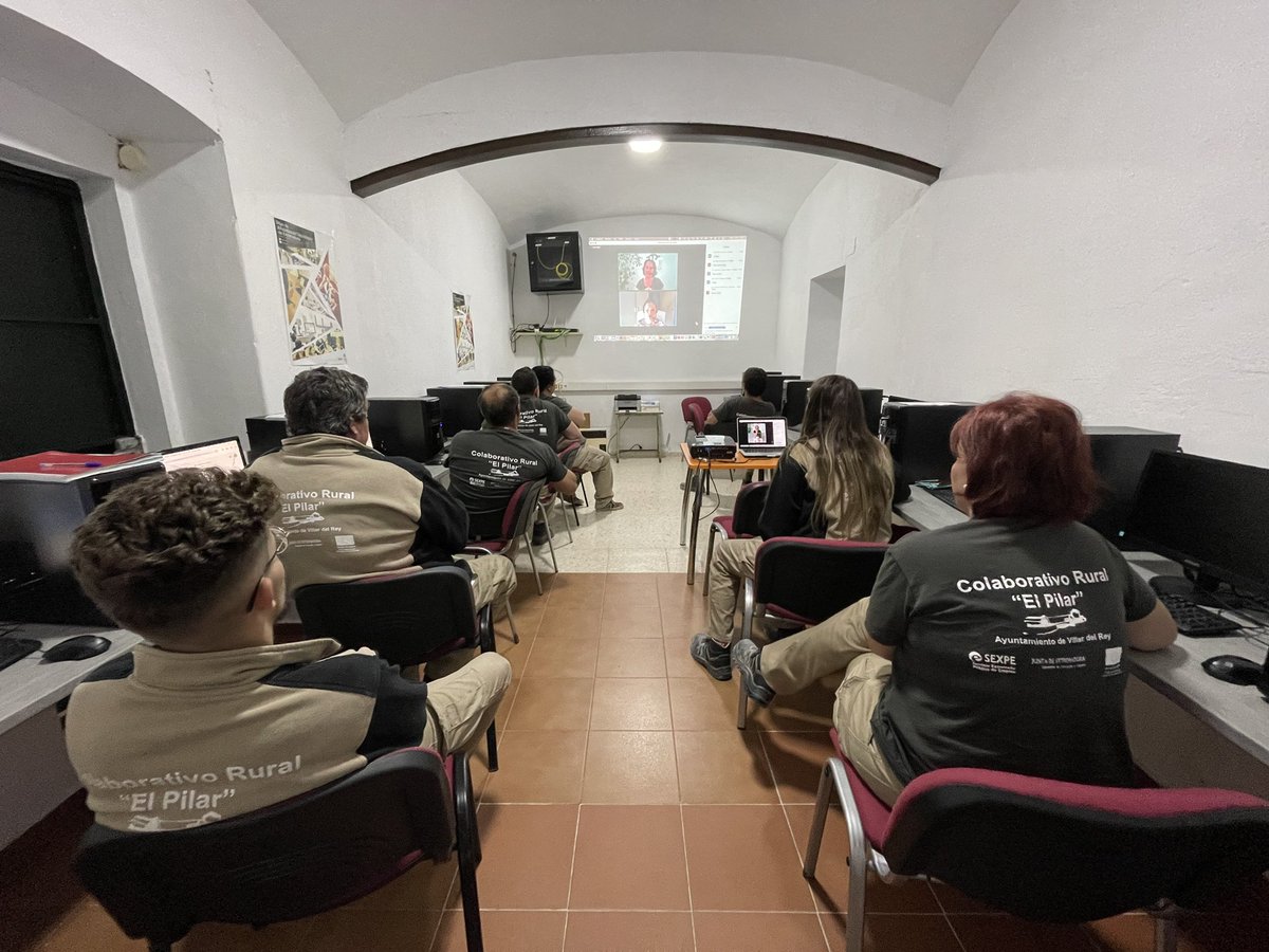 EDAlburquerque_'s tweet photo. Participamos en la conexión con la experta @loreahur #VillardelRey #ColaborativoRural #ExperienciasTIC #Diadeinternet #ddi2022 https://t.co/TUB3py4kdx